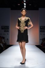 Model walks the ramp for Reyn Tandon Show at Wills Lifestyle India Fashion Week 2013 Day 3 in Mumbai on 15th March 2013 (127).JPG